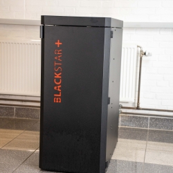 Sidebillede af Blackstar pillefyr med brugervenligt design