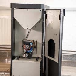 Blackstar pillefyr under installation i moderne fyrrum