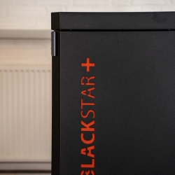 Detaljebillede af Blackstar pillefyr med betjeningspanel