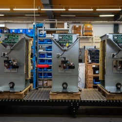 Tre pillefyr klar til service og installation i industrimiljø.