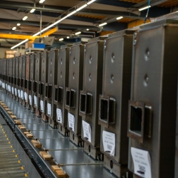 Produktion af pillefyr klar til salg på fabrik.