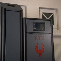 Frontvisning af RTB pillefyr Phoenix med display og logo.