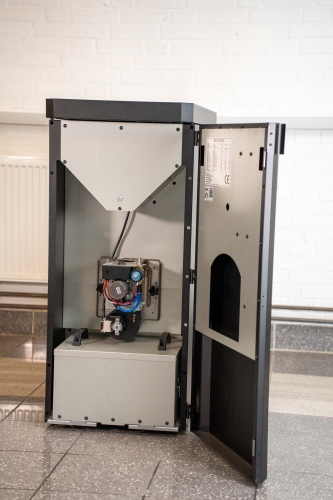 Blackstar pillefyr under installation i moderne fyrrum