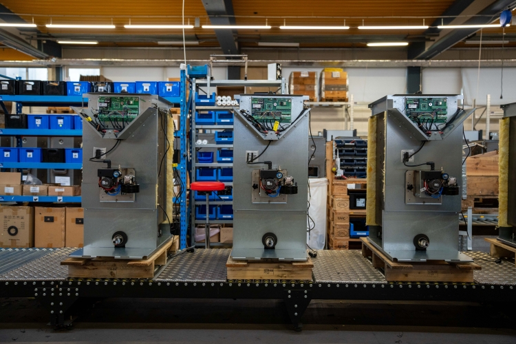 Tre pillefyr klar til service og installation i industrimiljø.
