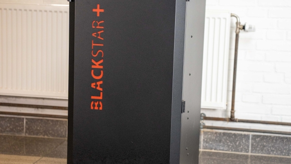 Sidebillede af Blackstar pillefyr med brugervenligt design