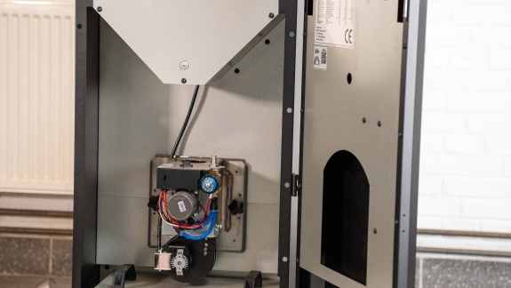 Blackstar pillefyr under installation i moderne fyrrum