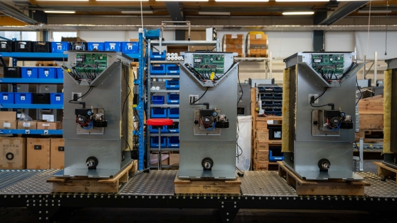 Tre pillefyr klar til service og installation i industrimiljø.