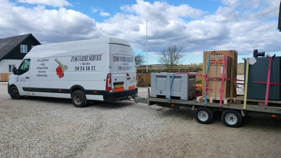 Bil og trailer pakket til installation af pillefyr i Brovst, Nordjylland