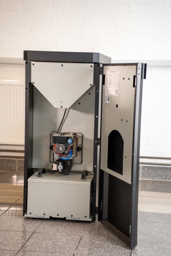 Blackstar pillefyr under installation i moderne fyrrum