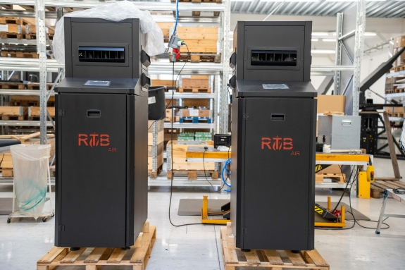 To RTB Air pillefyr opstillet på palle til salg.