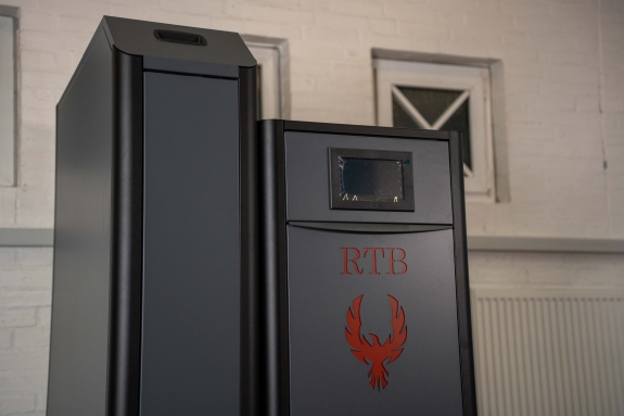 Frontvisning af RTB pillefyr Phoenix med display og logo.