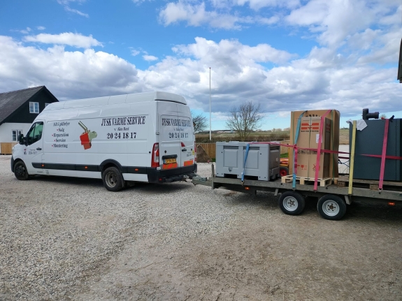 Bil og trailer pakket til installation af pillefyr i Brovst, Nordjylland